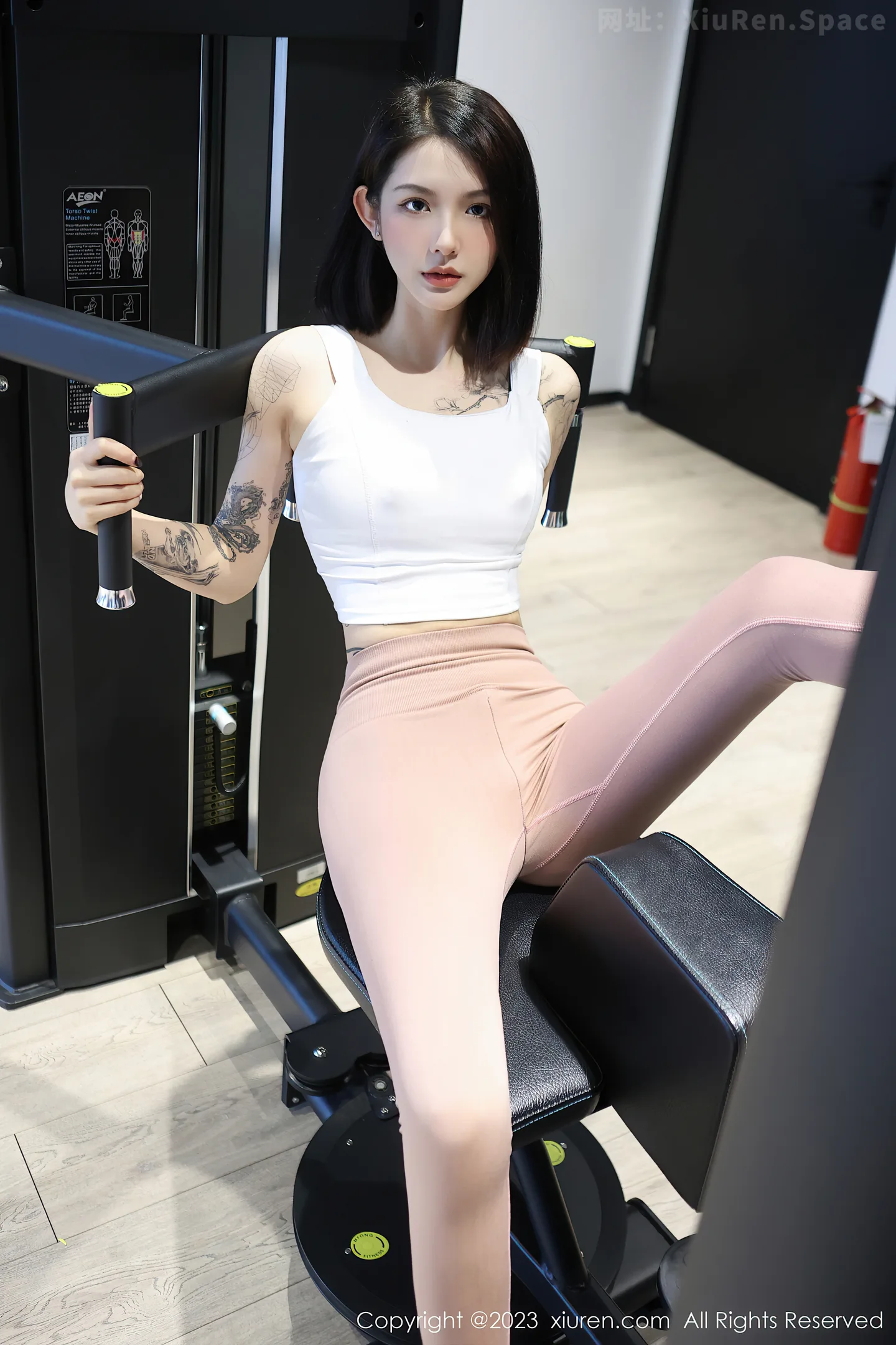 图片[4]-[XiuRen秀人网]2023.03.31 NO.6506 乔一一 白色紧身运动小背心加粉色瑜伽裤性感私房写真集-秀人网官方网站